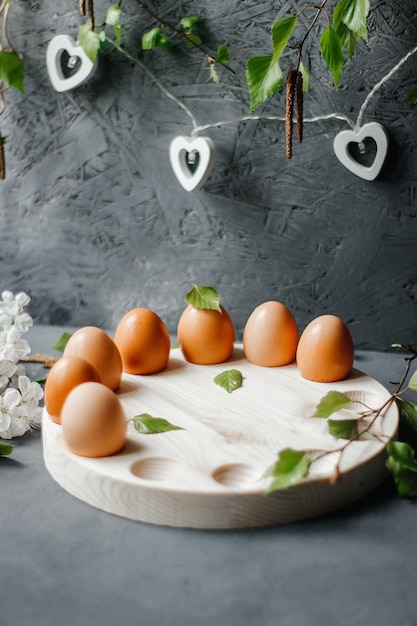 soporte para huevos huevos y flores de primavera