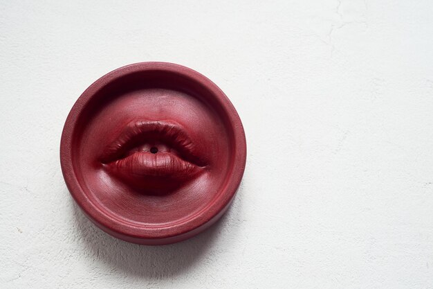 Foto soporte de incienso labios rojos forma redonda sobre fondo blanco meditación esoterista