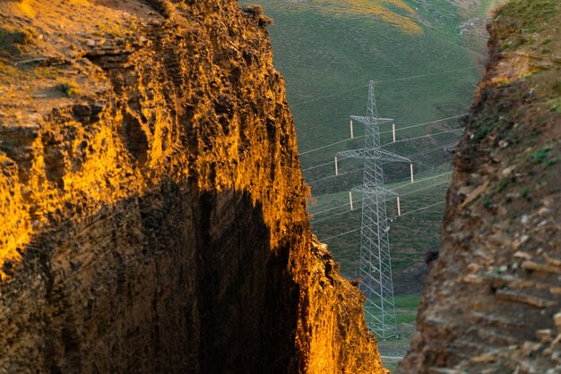 Soporte de línea eléctrica en áreas montañosas