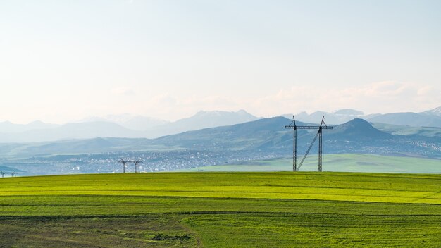 Soporte de línea eléctrica en campo verde