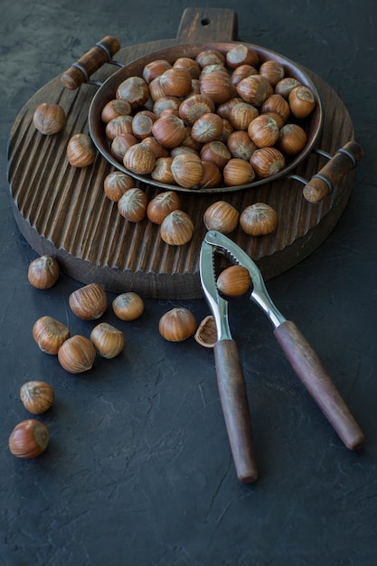 Foto en un soporte de madera de avellanas y cáscara de nuez.