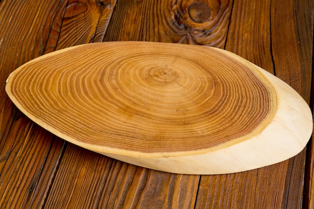 Soporte de madera sobre una mesa de madera.