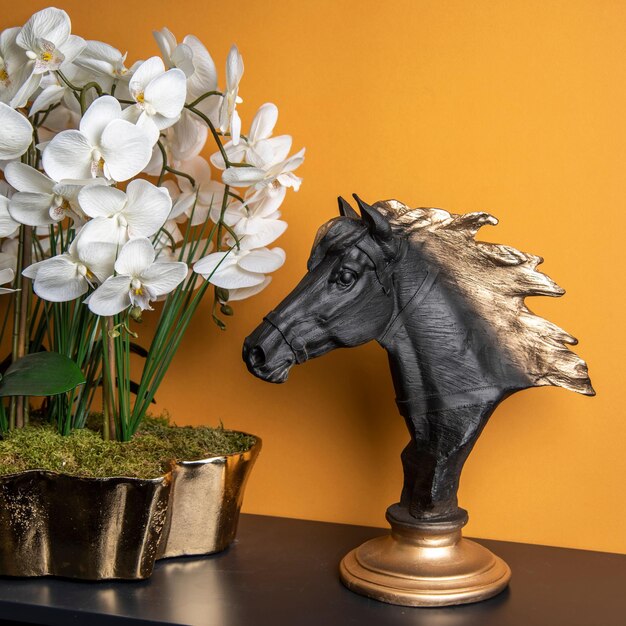 Un soporte de mármol de caballo para una casa de lujo con flores cerca