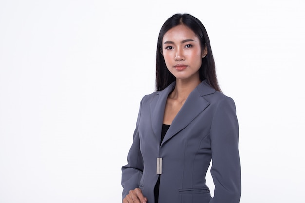 Soporte de mujer de negocios asiáticos en traje formal blanco