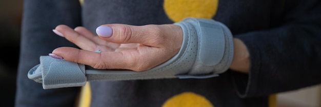Soporte ortopédico en un dedo femenino lesionado