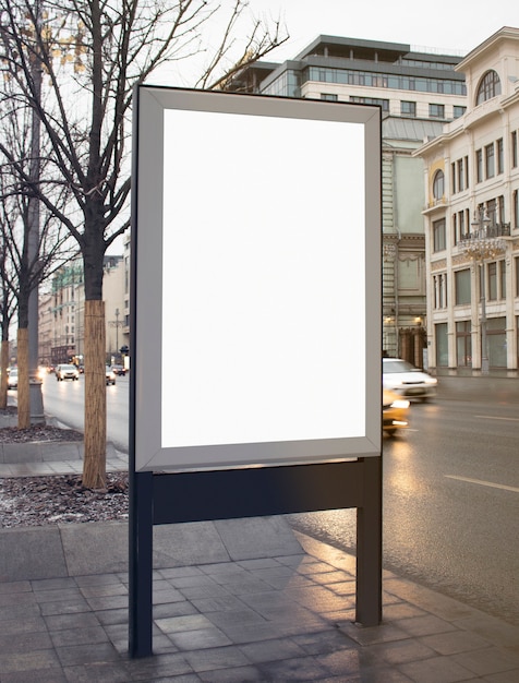 Soporte de pilón rectangular blanco en blanco en la calle