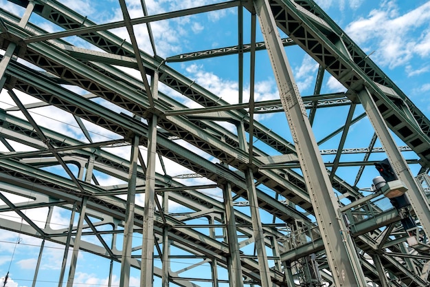 Soporte sobre el primer plano de la estructura de acero del puente