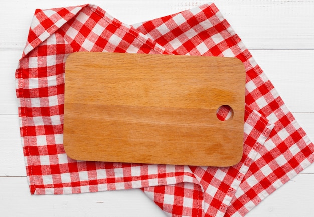 Soporte de tablero de madera sobre mantel