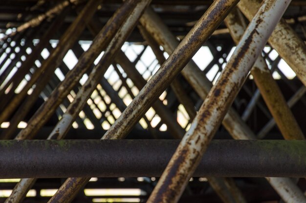 Soporte del techo de un antiguo edificio de construcción de tubos metálicos