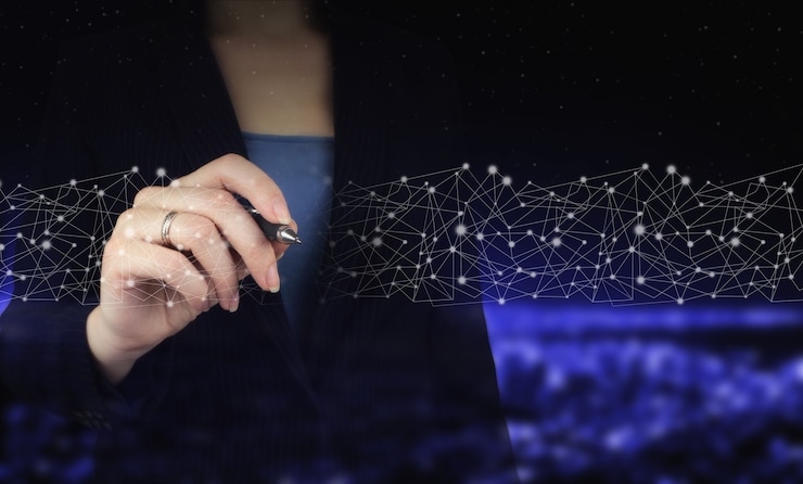 Foto soporte técnico servicio al cliente tecnología empresarial internet. mano que sostiene la pluma gráfica digital y el dibujo de la onda del holograma digital firmar en el fondo borroso oscuro de la ciudad. innovación, big data.