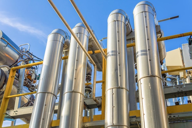 Soporte de tubos de metal en una planta de procesamiento de gas contra el cielo azul