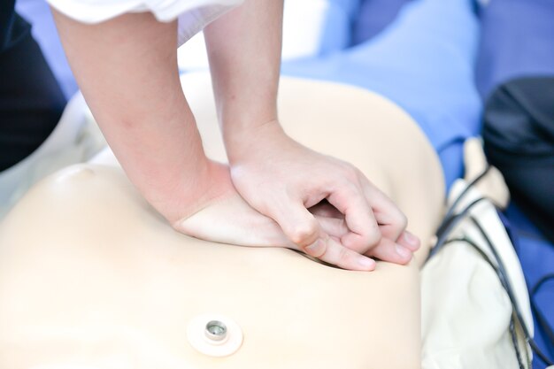 Soporte vital básico para la demostración de compresiones torácicas en muñecas CPR