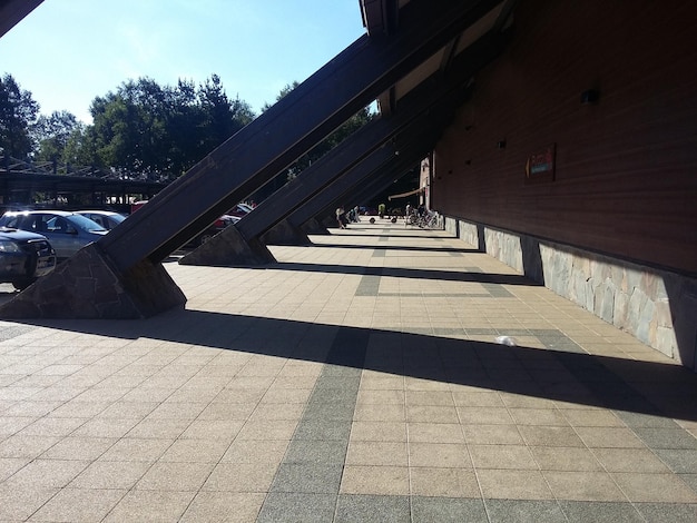 Soportes metálicos que sostienen el techo del centro comercial Pucon Chile
