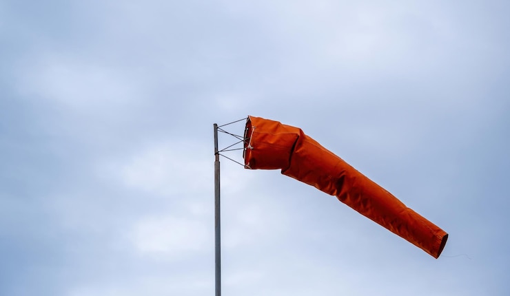 Foto sopro de vento em céu nublado cone vermelho para velocidade e direção do vento no aeroporto