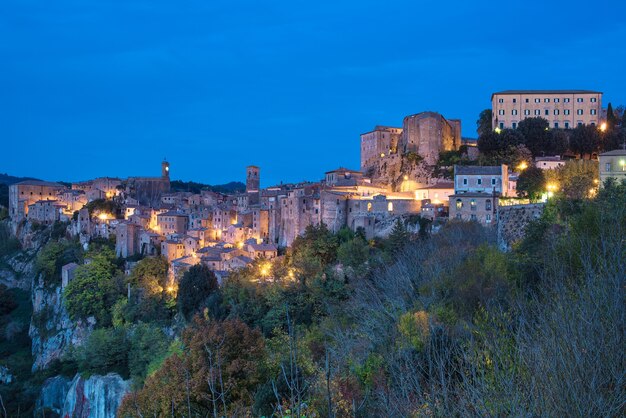 Sorano - ciudad de toba en Toscana. Italia. Ver en el atardecer con iluminación, antecedentes de viaje