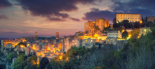 Sorano de noche