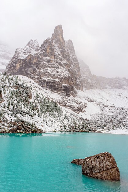 Sorapis See in Dolomiti Bergen, Italien. im Winter