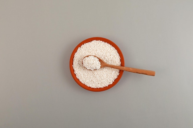 Sorbato de potasio sal de potasio granular de ácido sórbico en plato de cerámica. Aditivo alimentario E202.