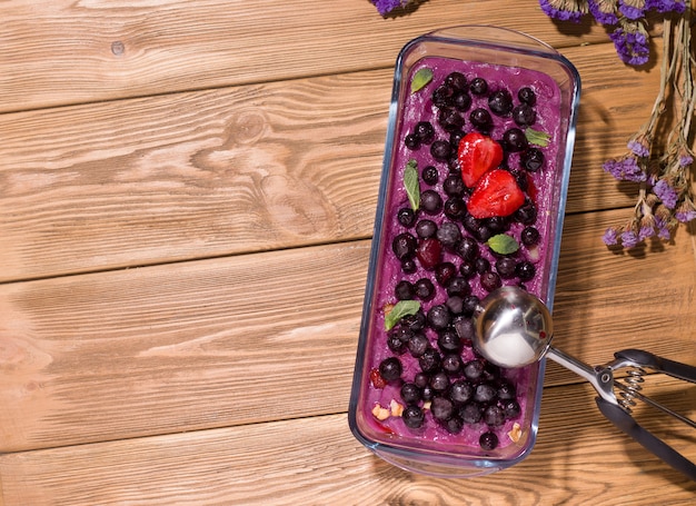 Sorbet auf einem Holzplatz. Speicherplatz kopieren