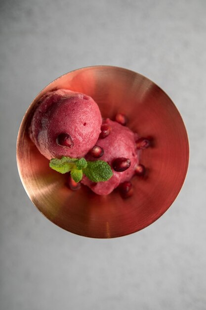 Foto sorbet essen und grüner saft zitronensorbet dekoriert mit limettenscheiben mit fruchtstücken