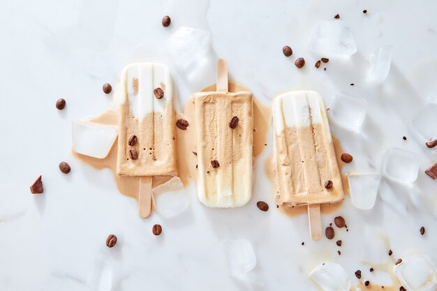 Sorbete de café con granos de café y trozos de chocolate sobre hielo de mármol