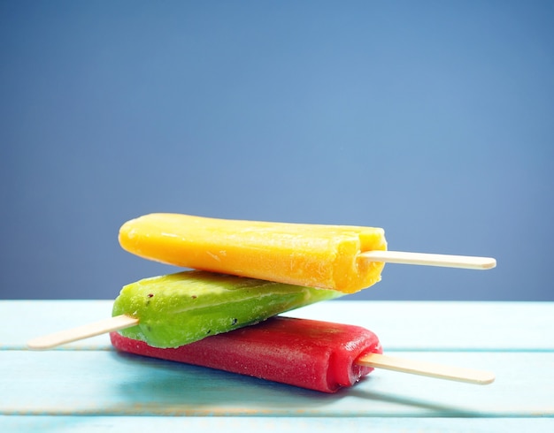 Foto sorbete de frutos rojos y amarillos