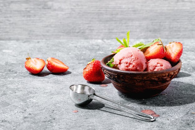 Sorbete de helado en cuenco de madera