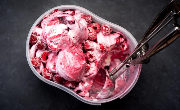 Sorbete de helado de frambuesa y cuchara para helado