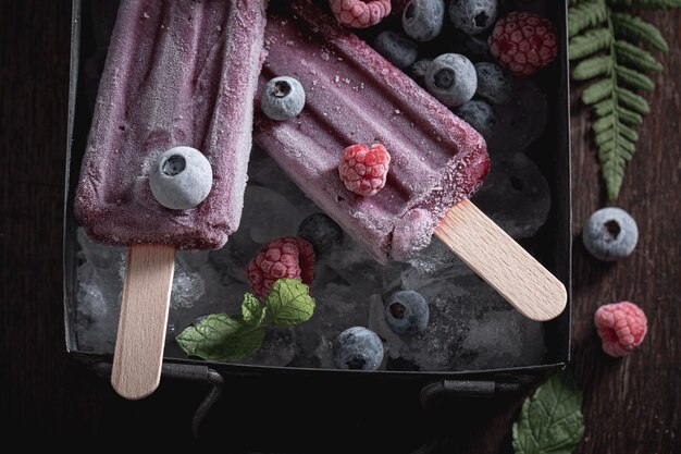 Sorbete de helado frío aromatizado con frambuesas y arándanos