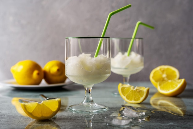 El sorbete de limón es un postre frío elaborado con agua azúcar y frutas