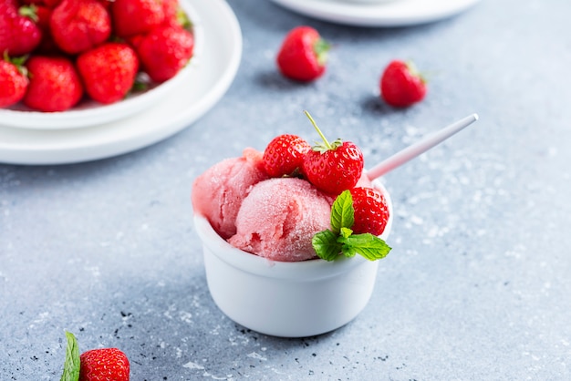 Sorbete de verano con fresas frescas