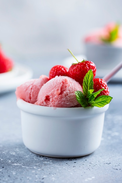 Sorbete de verano con fresas frescas