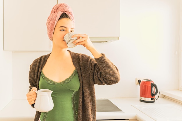 sorbo de café aromático por la mañana en el día libre