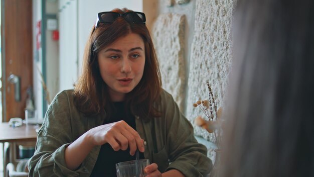 Sorglose Frauen kommunizieren in der Mittagspause in einem Café in Nahaufnahme stilvolles Mädchen spricht