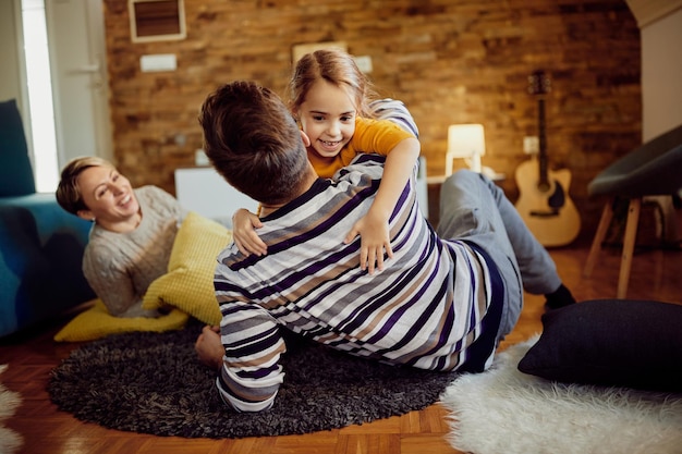 Foto sorgloser vater und tochter haben spaß beim spielen zu hause