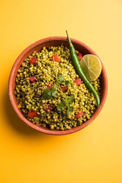 Sorgo também conhecido como jowar ou juaror cholam em tamil e hurda em Marathi. Em dezembro-janeiro, os agricultores celebram a Festa Hurda na Índia, Hurda também significa pré-estágio ou concurso Jowar