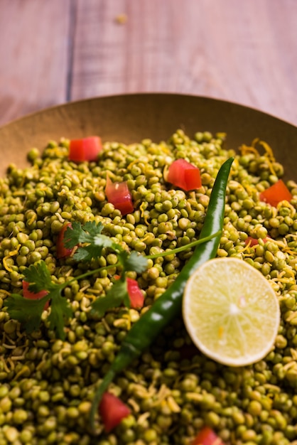 Sorgo también conocido como jowar o juaror cholam en tamil y hurda en marathi. En diciembre - enero, los agricultores celebran la Fiesta Hurda en la India, Hurda también significa Jowar pre-etapa o tierno