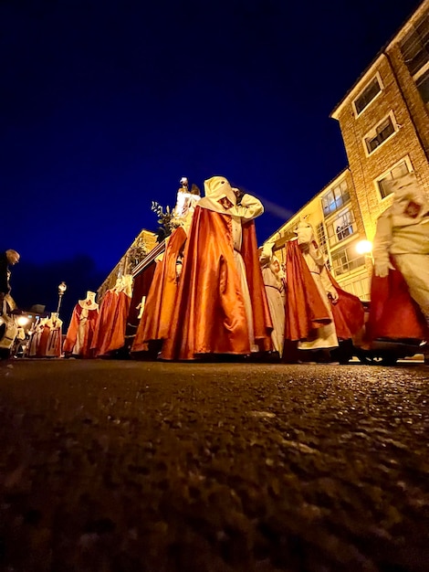 Foto soria españa 03 de abril de 2023 vista desde abajo de una procesión de hermanos durante la semana santa por la noche