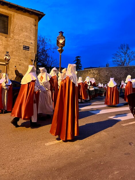 Soria España 11 de abril de 2022 Procesión de Semana Santa de encapuchados por la calle llevando al Cristo el Lunes Santo