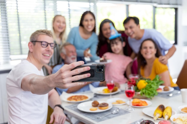 Sorprende a la nieta con pastel de chocolate para la fiesta de cumpleaños con la familia después de cenar en casa