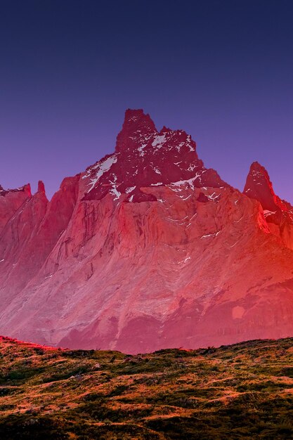 Sorprendente amanecer colorido en los principales picos de pie altas torres dientes y cascadas cercanas rodeadas de bosques húmedos australes en el Parque Nacional Torres del Paine Patagonia Chile detalles