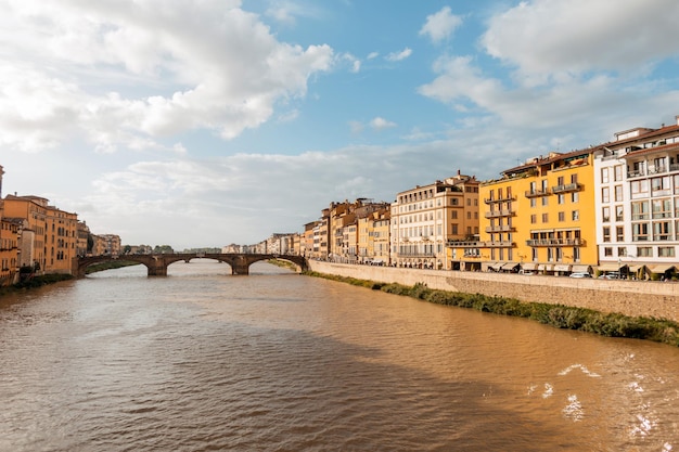 Sorprendentemente hermosa ciudad vintage con coloridos edificios cerca del río con el puente en Florencia Italia