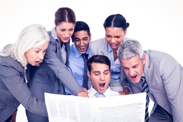 Sorprendentes empresarios mirando el periódico