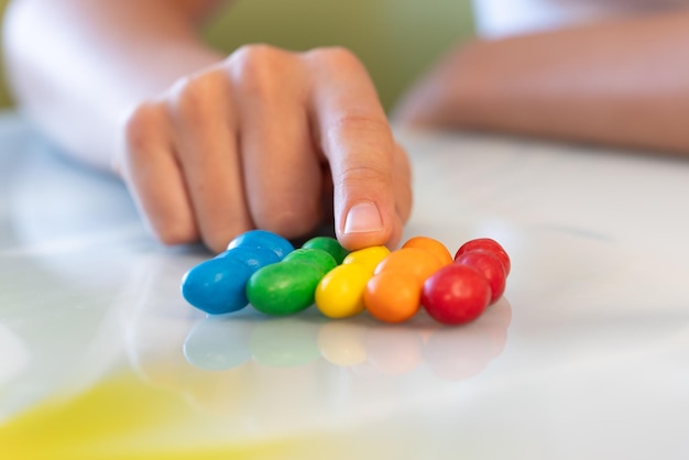 Foto sorprendida dulzura hermosa niña con gotas de chocolate de colores