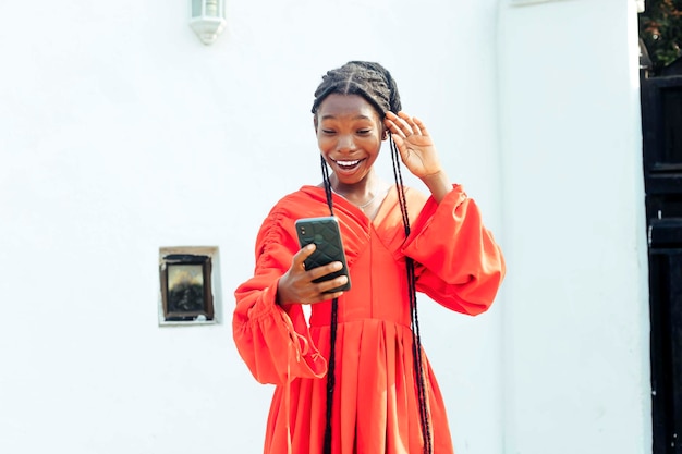 Sorprendida, feliz, joven y adulta, con aspecto de pantalla de teléfono móvil