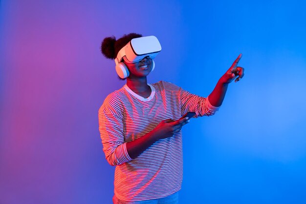 Sorprendida joven africana VR y teléfono inteligente convirtiéndose en meta invención