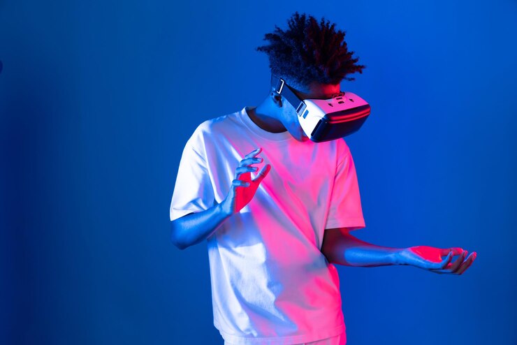 Foto sorprendido africano mirando vr sosteniendo objeto holograma neón artificios de la pared