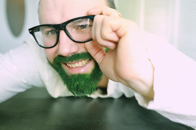 Sorprendido y feliz Feliz día de san patricio Hombre barbudo con los ojos bien abiertos celebrando el día de san patricio Hipster con sombrero de duende y disfraz Hombre irlandés con barba vestida de verde