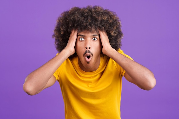 Sorprendido hombre africano mirando a la cámara gesticulando