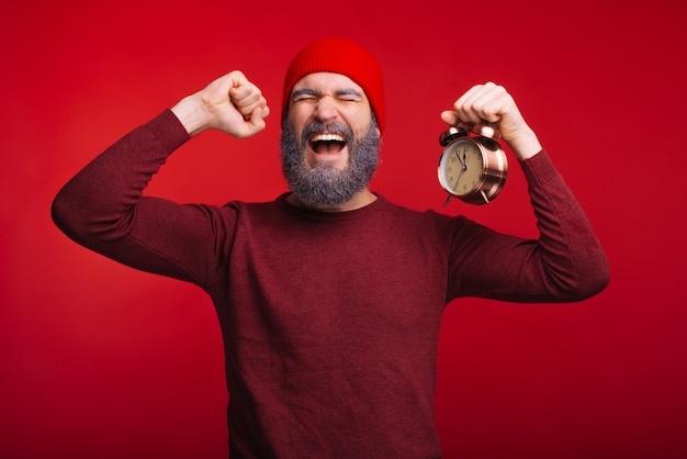 Sorprendido hombre hipster barbudo está listo para celebrar Año Nuevo